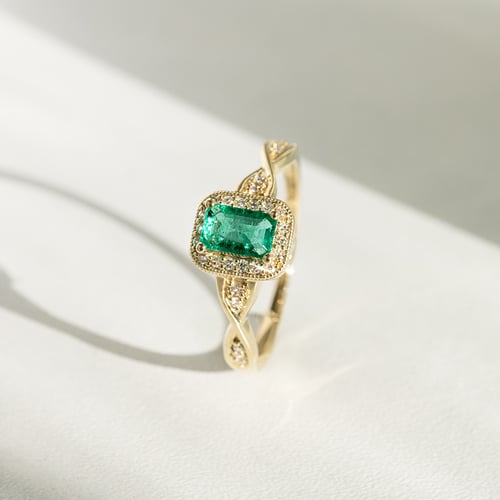 Eleganter Smaragd-Ring mit einem Meer von Diamanten Enoh