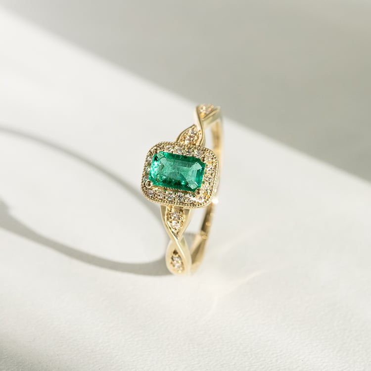 Eleganter Smaragd-Ring mit einem Meer von Diamanten Enoh 145650