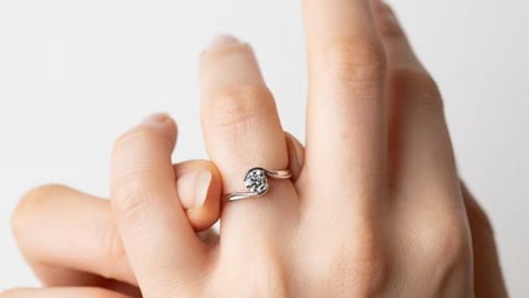 So ermitteln Sie heimlich die Verlobungsringsgröße
