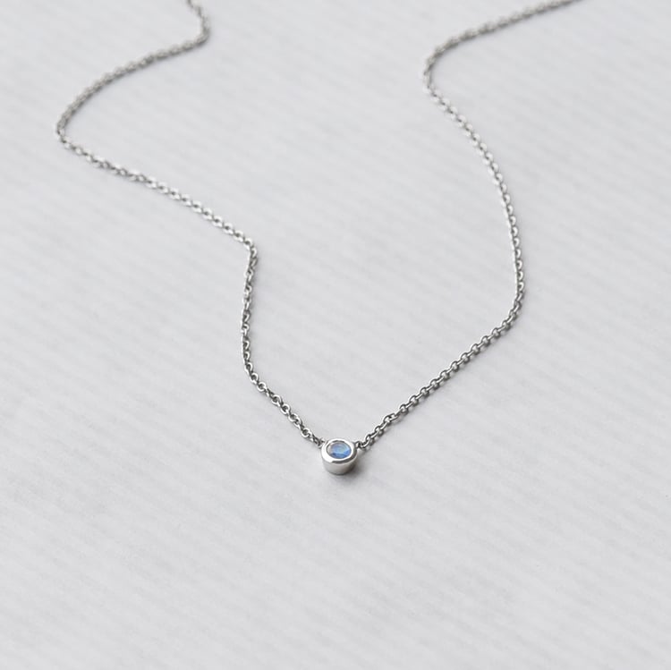 Silberne minimalistische Kette mit einem Mondstein Glosie 103711