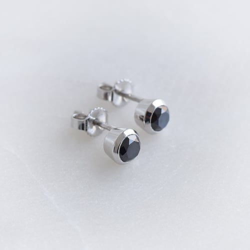 Bezel-Ohrringe mit schwarzen Diamanten Wetty