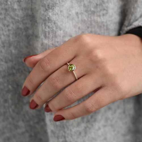 Strahlender Goldring mit Olivin und Diamanten Nyusha