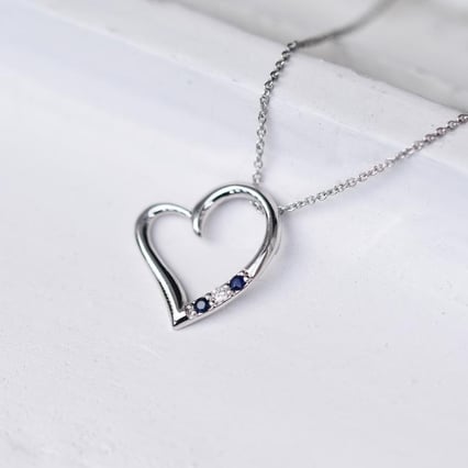Silberner Anhänger mit einem Herzen mit Saphiren und einem Diamanten Tanish