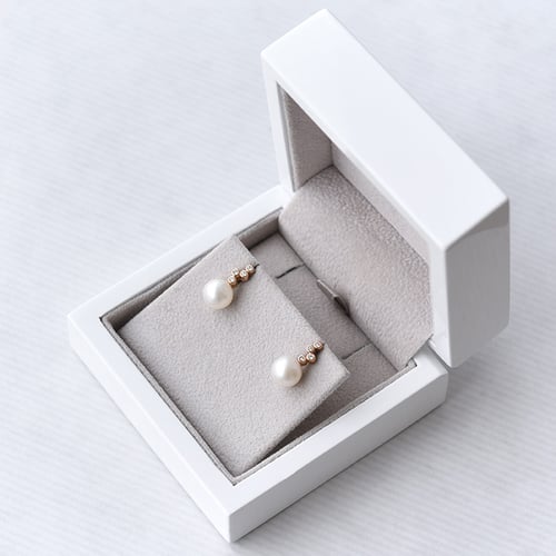 Ohrringe mit Diamanten und weißen Perlen Nayonika