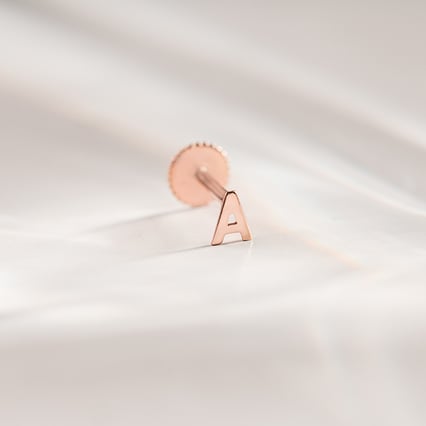 Goldene Ohrstecker mit Buchstaben Alphabet