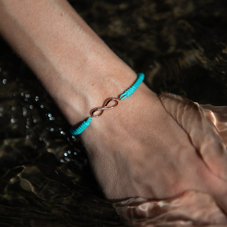 Armband mit einem Anhänger in Form des Unendlichkeitssymbols Infinity 108770