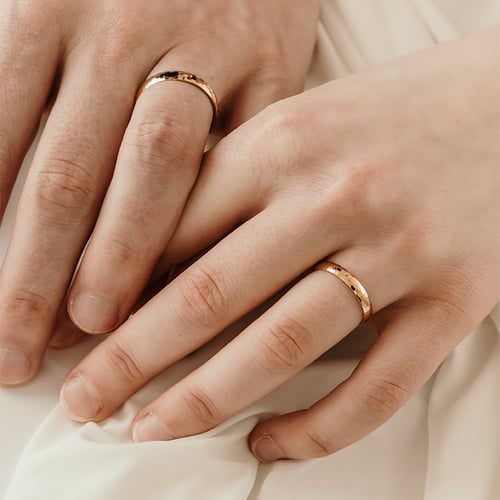 Goldene Eheringe mit Hammerschlag-Motiv Trevino