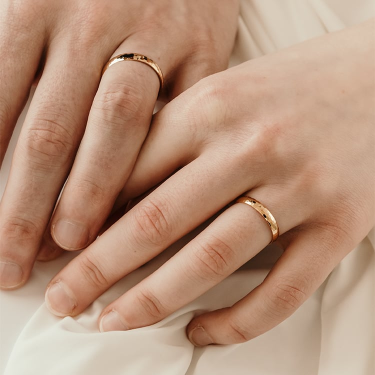 Goldene Eheringe mit Hammerschlag-Motiv Trevino 120123