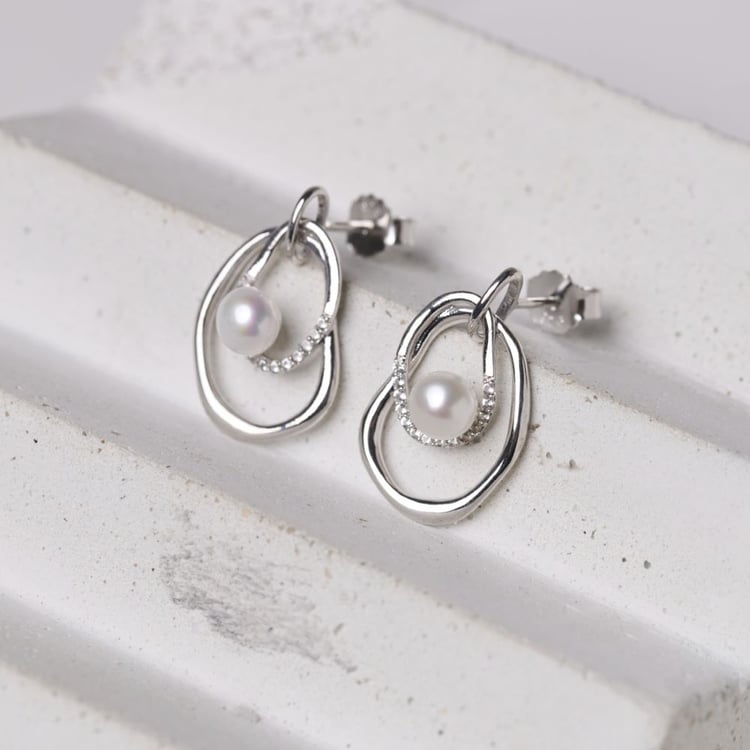 Silberne Perlenohrringe mit weißen Topasen 164011