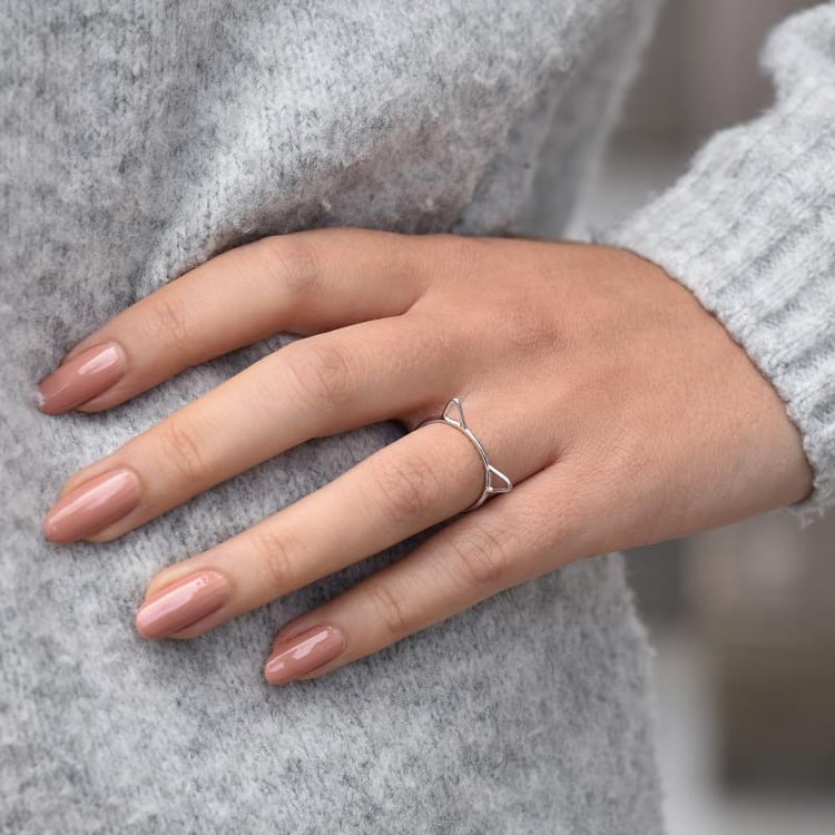 Ring in Silber mit Katzenöhrchen auf dem Hand 35312