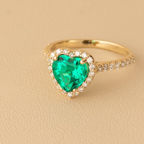 Goldener Ring mit Lab Grown Smaragd in Herzform und Diamanten Harold