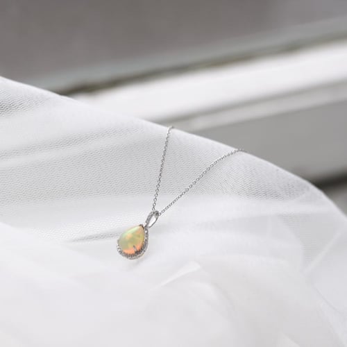 Luxuriöser Anhänger mit weißem Opal und Diamanten Gale