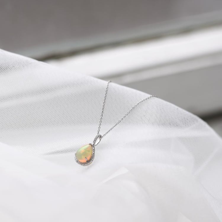 Luxuriöser Anhänger mit weißem Opal und Diamanten Gale 51623