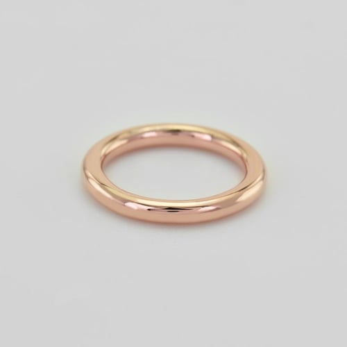 Goldene Eheringe mit Diamant in der Innenseite Becca