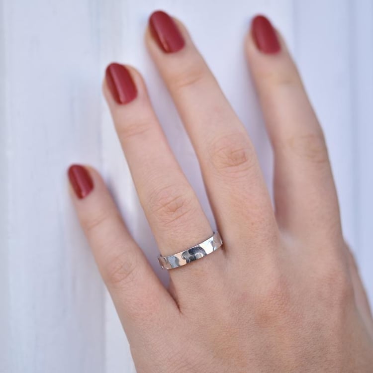 Atypischer goldener Trauring auf dem Finger 37787