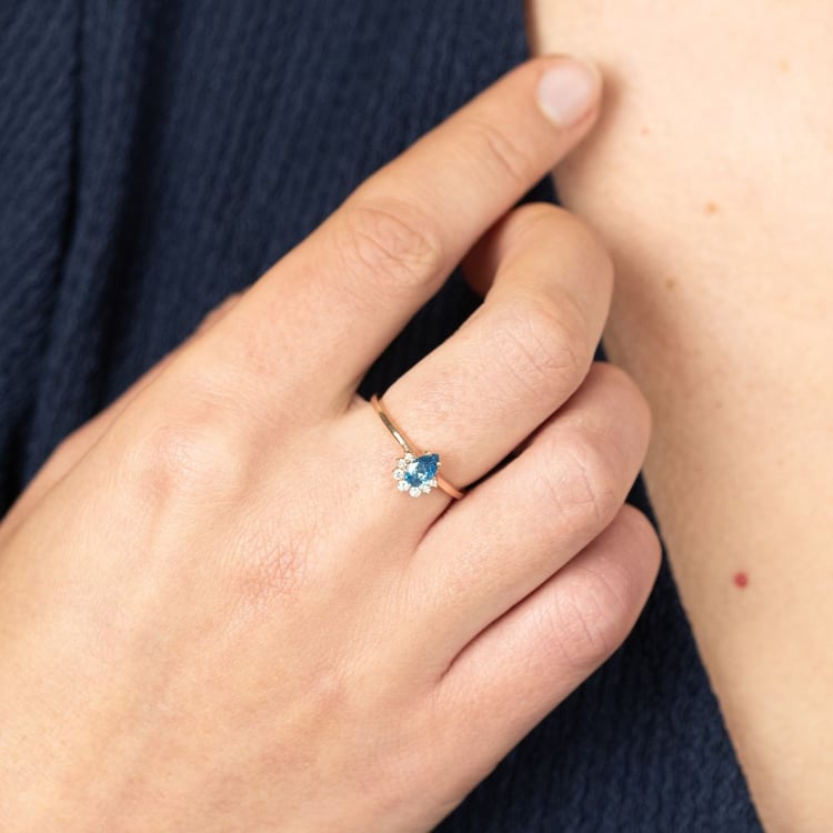 Verlobungsring mit einem zertifizierten Fancy blauen Lab-Grown Diamanten Pallavi 163840