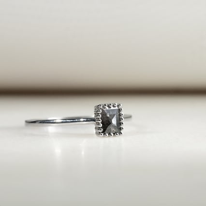 Goldring mit Salt and Pepper Diamant in Princess Form Samiya