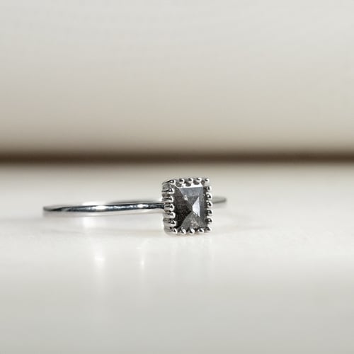 Goldring mit Salt and Pepper Diamant in Princess Form Samiya