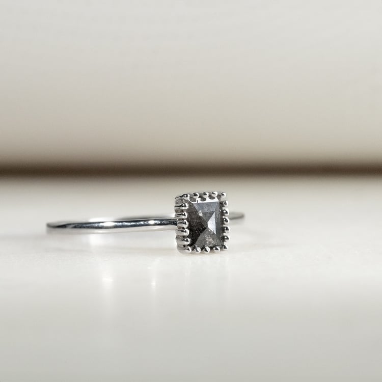 Goldring mit Salt and Pepper Diamant in Princess Form Samiya 132847