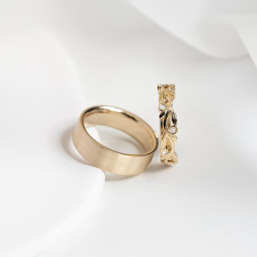 Zarter Ring in Blättchenform mit Diamanten Emery