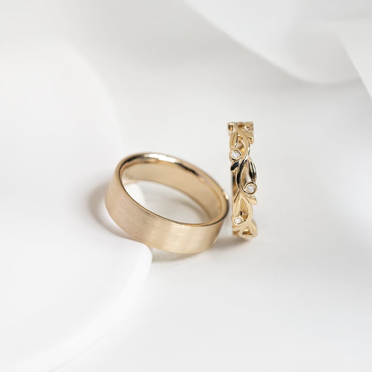 Zarter Ring in Blättchenform mit Diamanten Emery 149324