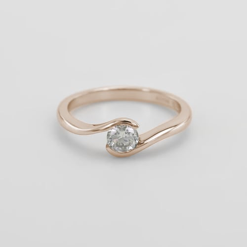 Verlobungsring aus Gold in Haselnussfarbe mit Diamant Saffar