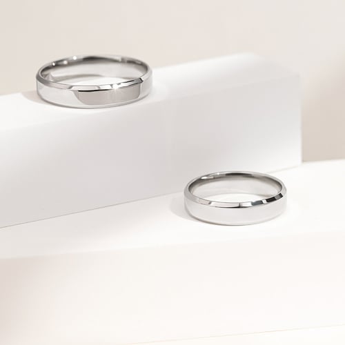 Goldene minimalistische Eheringe mit abgeschrägten Kanten Varden
