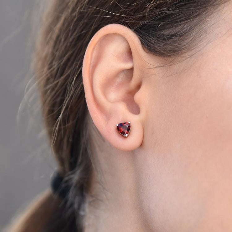 Ohrringe Silber mit Granat Herzchen auf dem Ohr 46845
