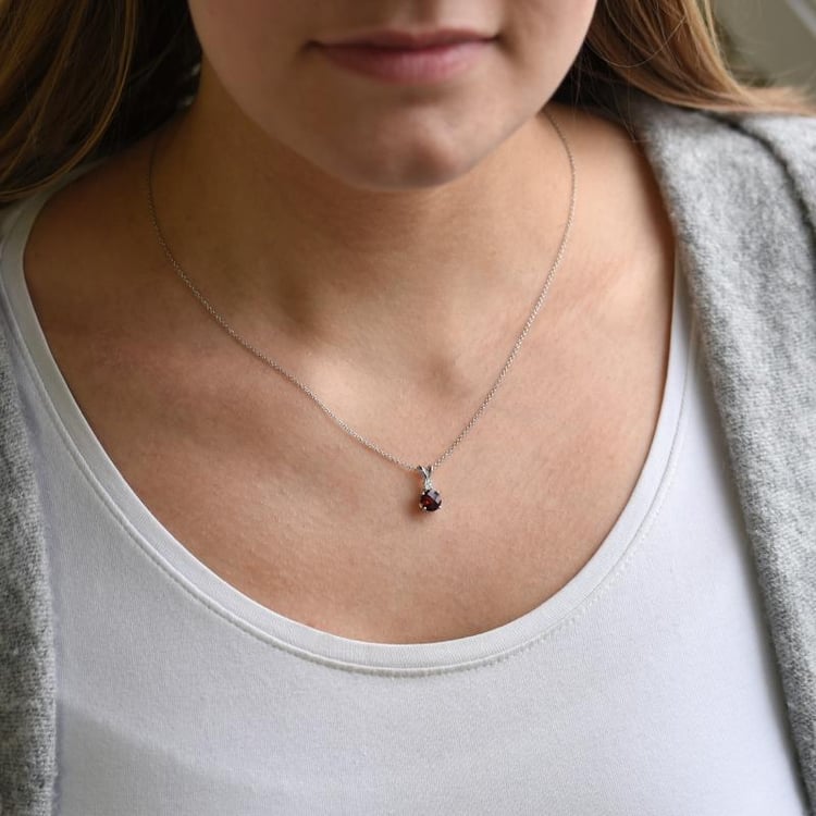 Runder Granat im goldenen Anhänger mit Diamanten Emolyna 8223