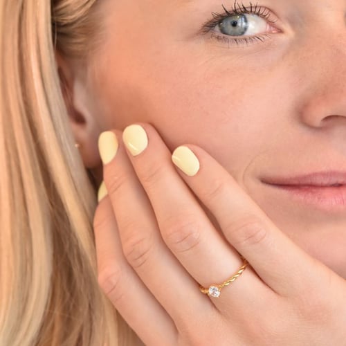 Gedrehter Ring mit einem Diamanten Nelson