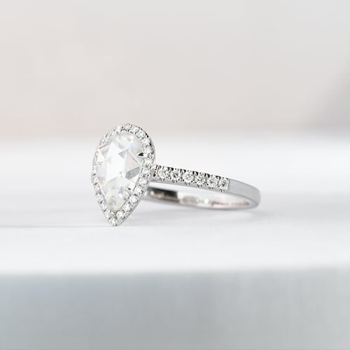 Goldener Verlobungsring mit Moissanit und lab-grown Diamanten Ladfer
