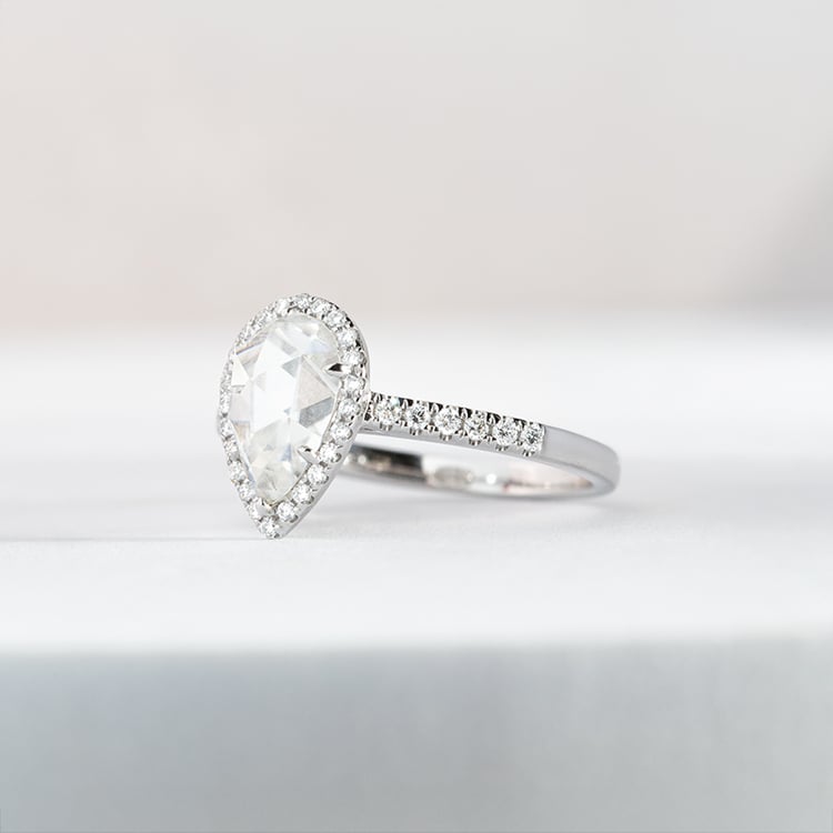 Goldener Verlobungsring mit Moissanit und lab-grown Diamanten Ladfer 150110