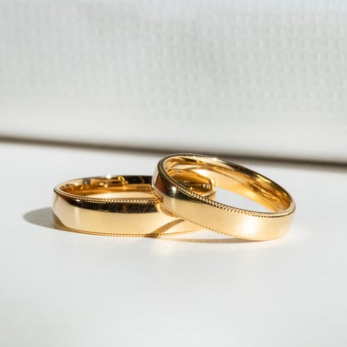 Goldene Eheringe mit einem verzierten Rand Rayan