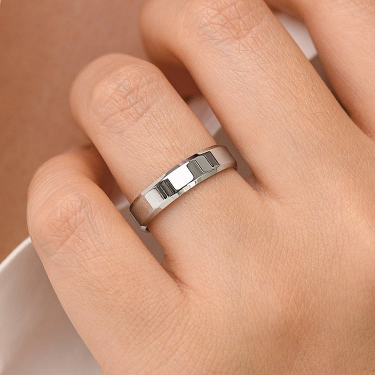 Minimalistische Eheringe aus Platin mit abgeschrägten Kanten Varden 157813