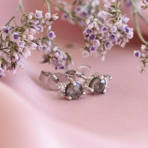 Goldene Cluster-Ohrringe mit Salt and Pepper Diamant Meave