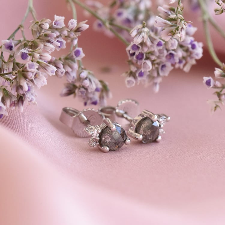 Goldene Cluster-Ohrringe mit Salt and Pepper Diamant Meave 78908