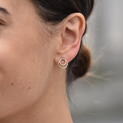 Goldene Ohrstecker mit zwei Ringen Signife