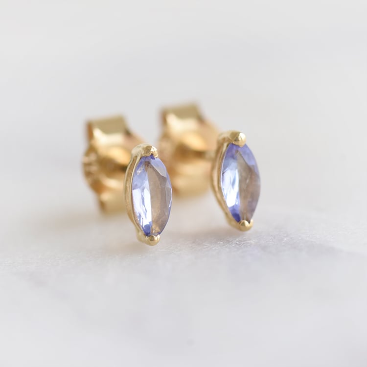 Minimalistische silberne Ohrringe mit Tansaniten Andine 92192