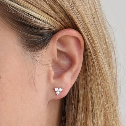 Romantische Ohrringe mit drei Diamanten Johnna