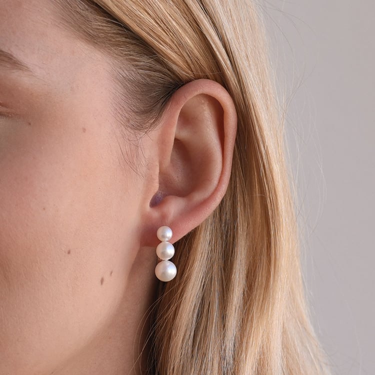 Silberne Hängeohrringe mit drei weißen Perlen Arielle 65630