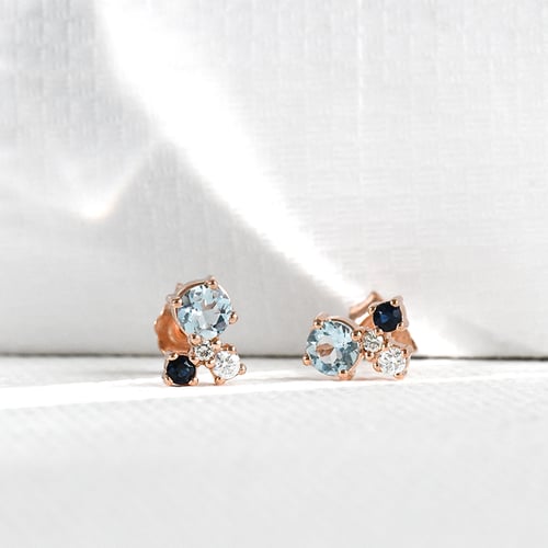 Cluster-Ohrstecker mit Mondstein, Aquamarin, Saphir und einem Diamanten Kerrie