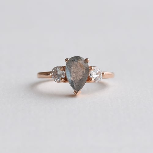 Set von Ringen aus Gold mit Labradorit und Moissaniten Bechet