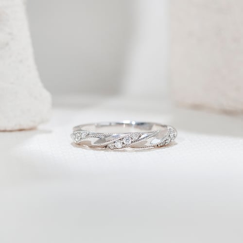 Goldener Twist-Ring mit Diamanten Blake