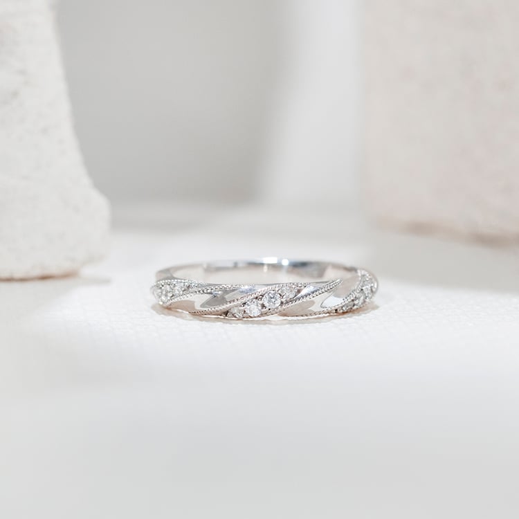 Goldener Twist-Ring mit Diamanten Blake 111496