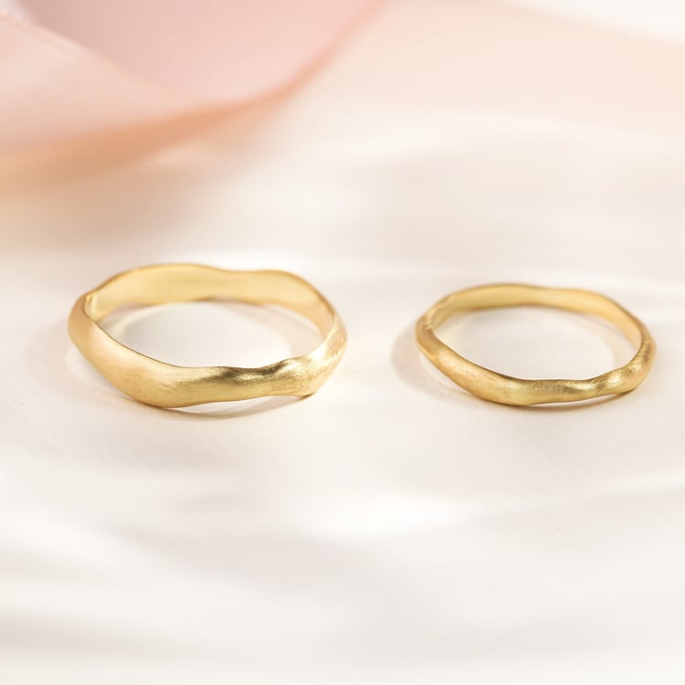 Glänzende Eheringe aus Gold 157082