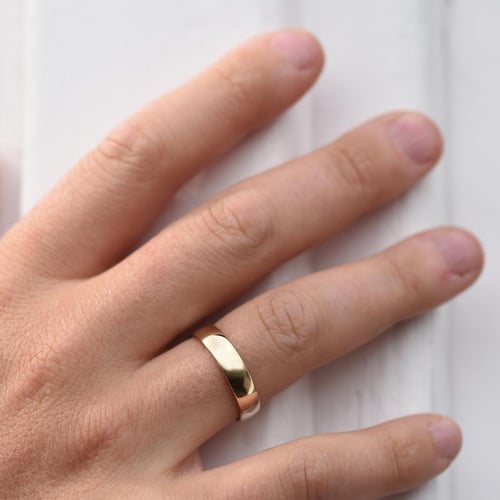 Goldener Trauring mit Vintage Relief und Komfort Ring Danel