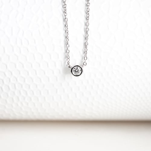 Silberne minimalistische Kette mit einem Moissanit Glosie