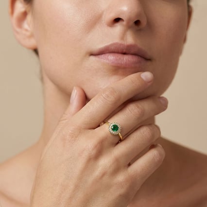 Goldener Halo Scheidungsring mit Smaragd umgeben von Diamanten Eliot