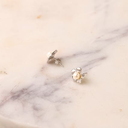 Zarte Ohrringe in Blumenform mit weißer Perle und Lab Grown Diamanten Abhishek