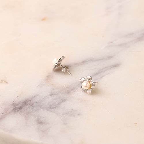 Zarte Ohrringe in Blumenform mit weißer Perle und Lab Grown Diamanten Abhishek
